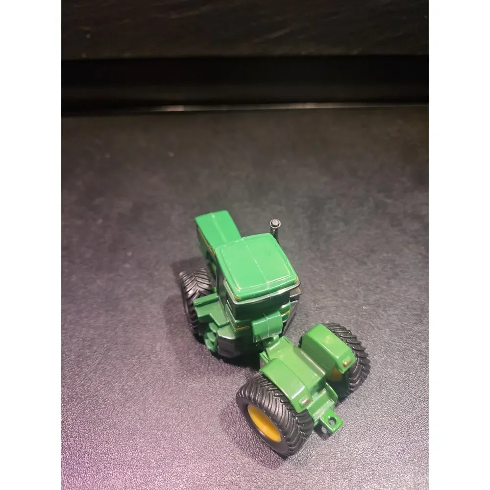1/64 ERTL JOHN DEERE 119 8 SR00 Metal Bottom And Hitch, Plastic Upper Shell